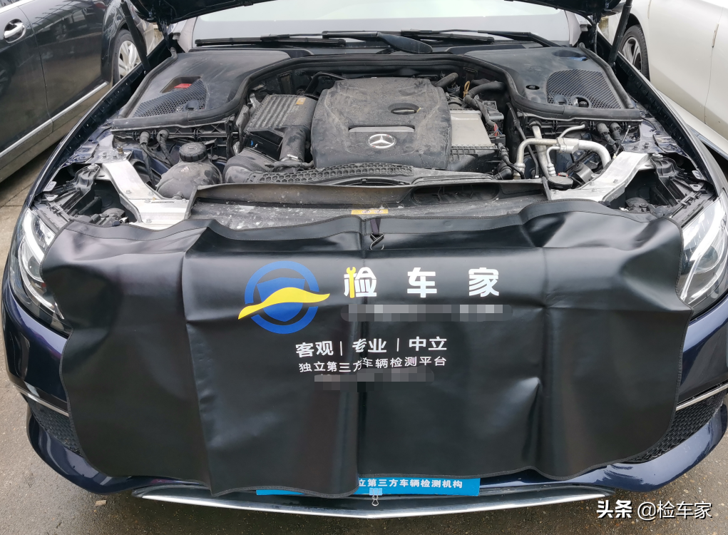 31万买辆奔驰E200，掀开后备箱触目惊心，小姐姐委屈求拥抱