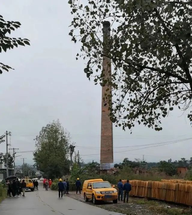 砰的一声巨响，眉山这座53米的烟囱垮了下来，到底是怎么回事呢？
