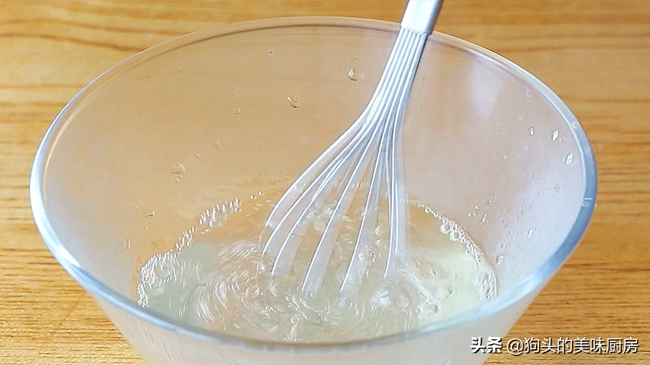 家里有牛奶跟面粉就能做的牛奶松糕，细腻绵软，比发糕简单好吃