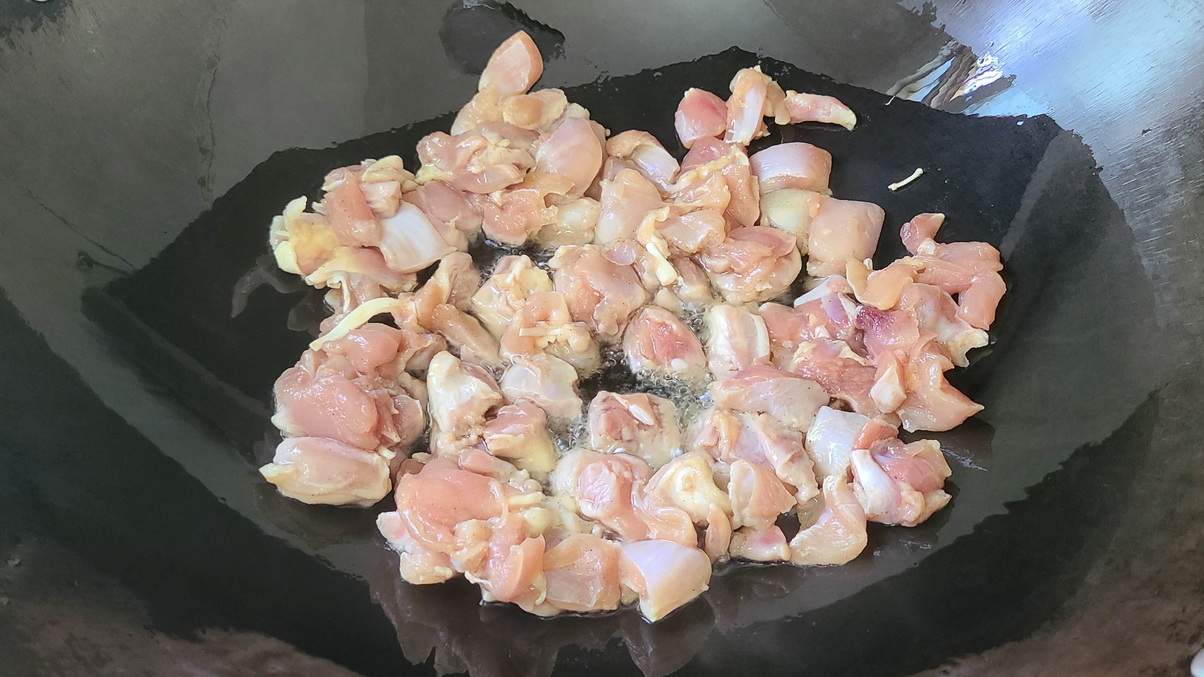 鸡腿别卤着吃，教你一个广东家常吃法，咸香美味，好吃又好看