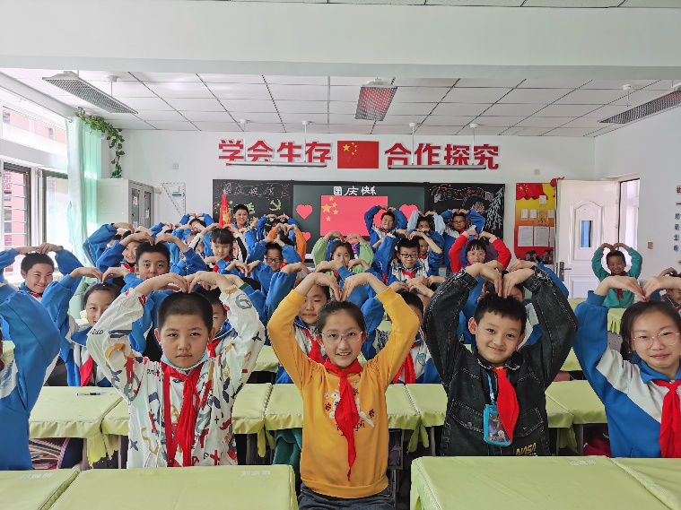 城中区各校组织开展“童心向党，喜迎国庆”活动