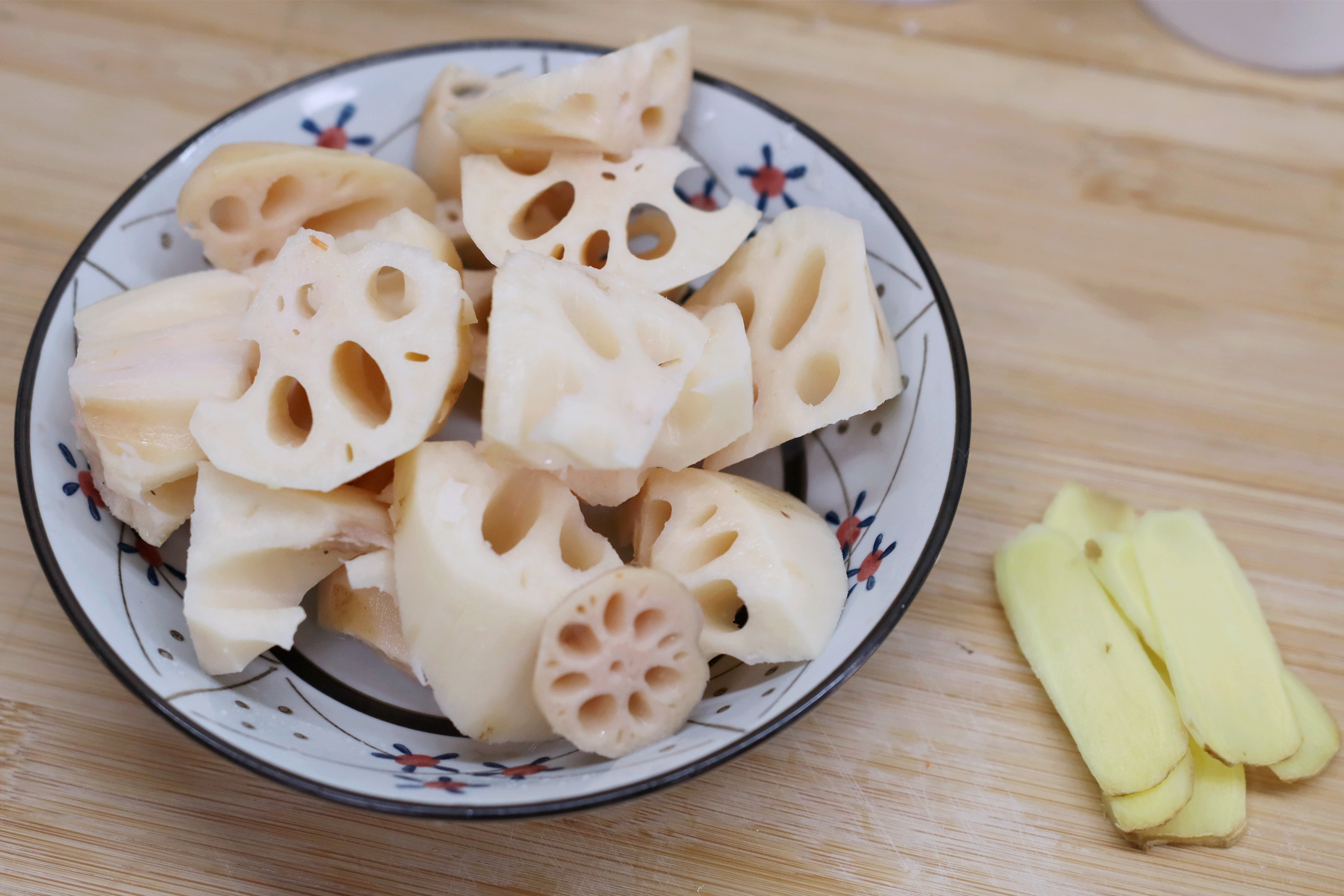 煲汤炖排骨，调味料不能乱用，只用一味料就行，肉味足汤鲜美