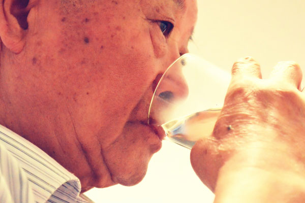 早上起床后第一件事是上厕所，喝水还是刷牙？公布科学的起床步骤