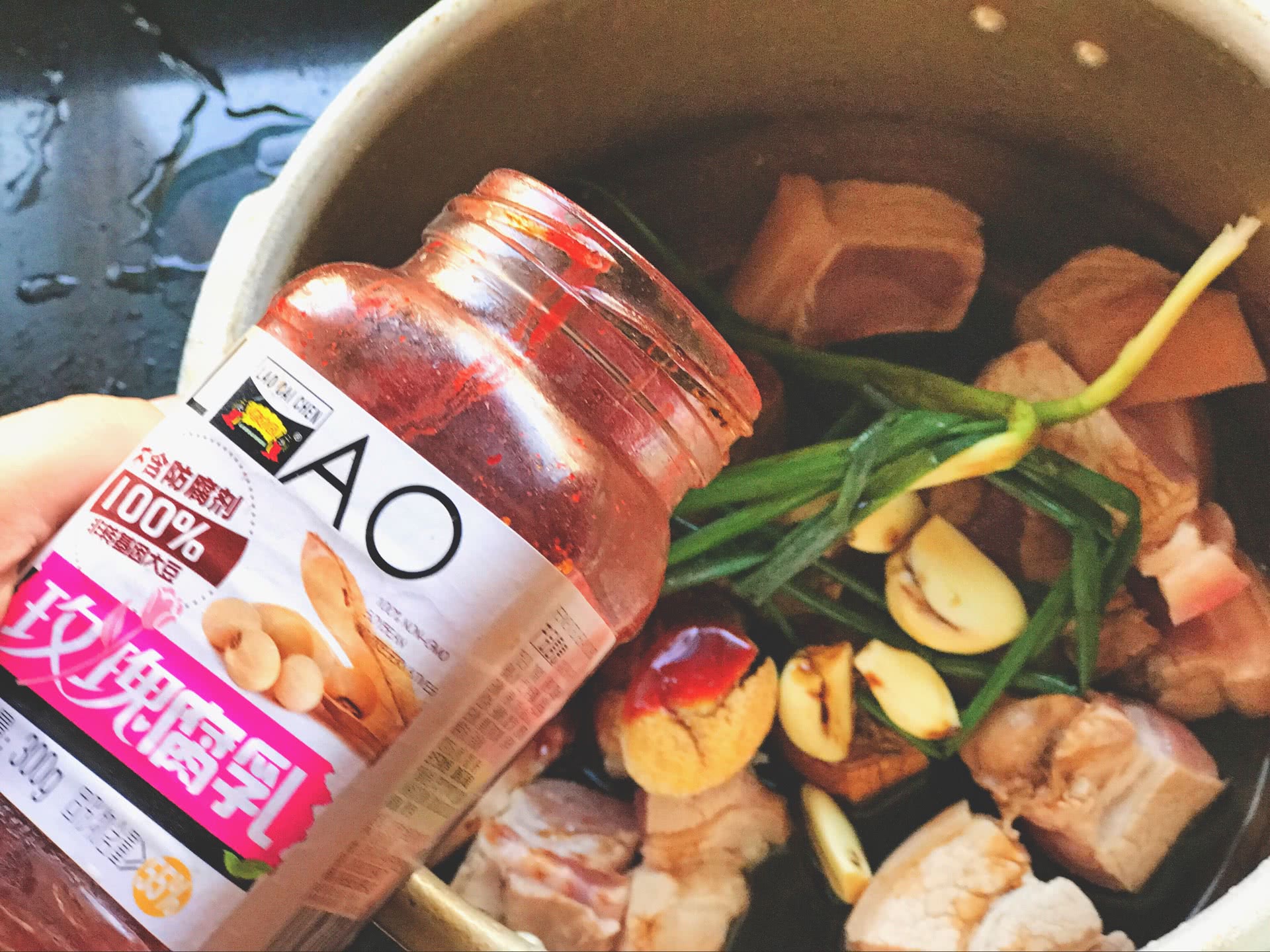 2斤猪肉加上2块腐乳，做一份香糯诱人的腐乳红烧肉，软烂解馋