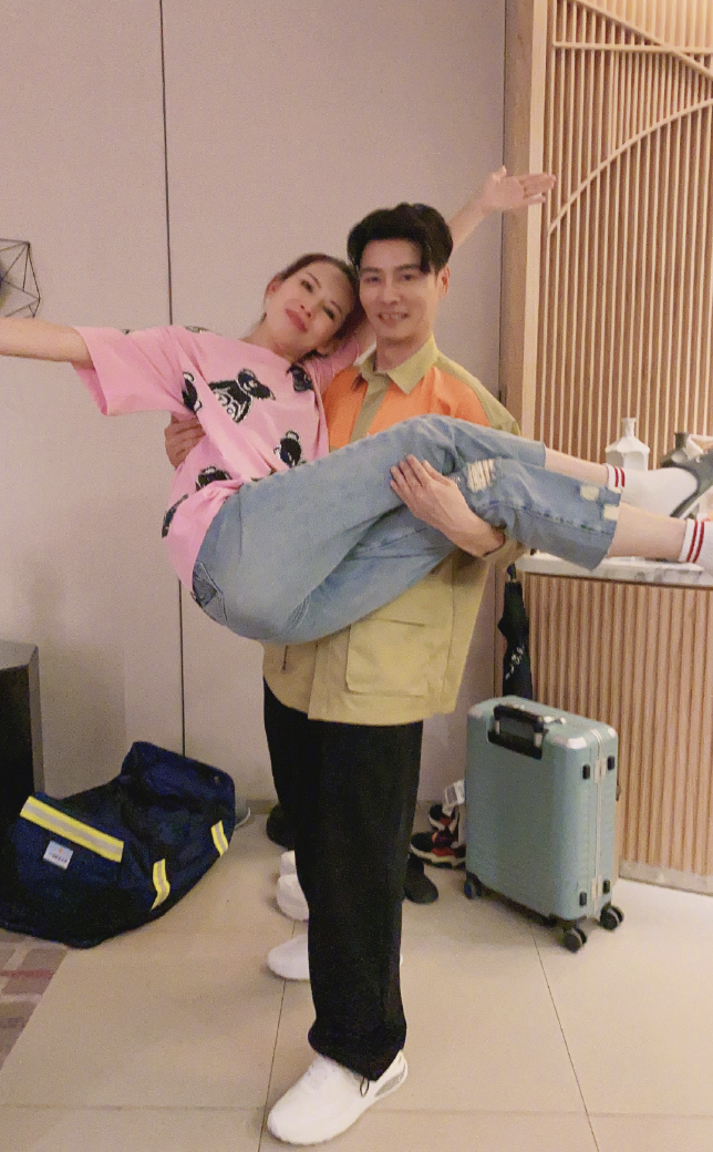 蔡少芬晒照庆祝张晋成团，与老公接吻被公主抱，老夫老妻依然甜