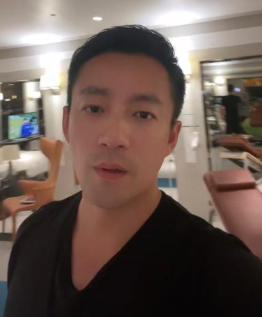 汪小菲母亲翻孙子照片，因思念眼眶湿润，与儿媳大S长期分隔两地