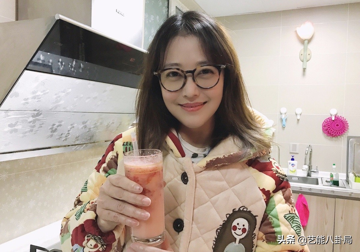 周海媚：巅峰期5个男人同时追，经历10年无效婚姻，55岁却仍单身