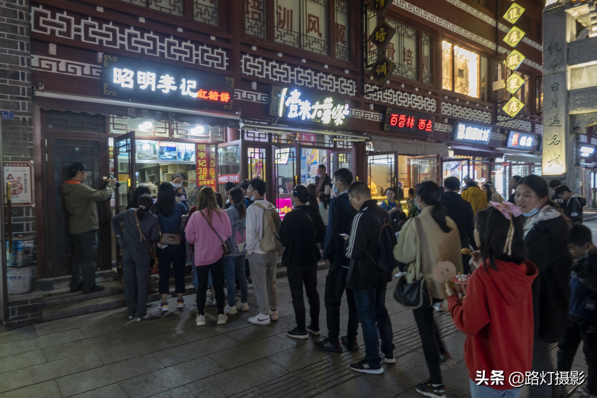 火遍襄阳的网红美食，小两口靠卖饼月入10万，什么饼卖得这么火？