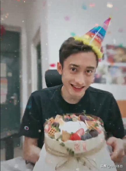 捧场王！中国跳水队颜王练俊杰迎21岁生日，全红婵祝福：眼哥生快