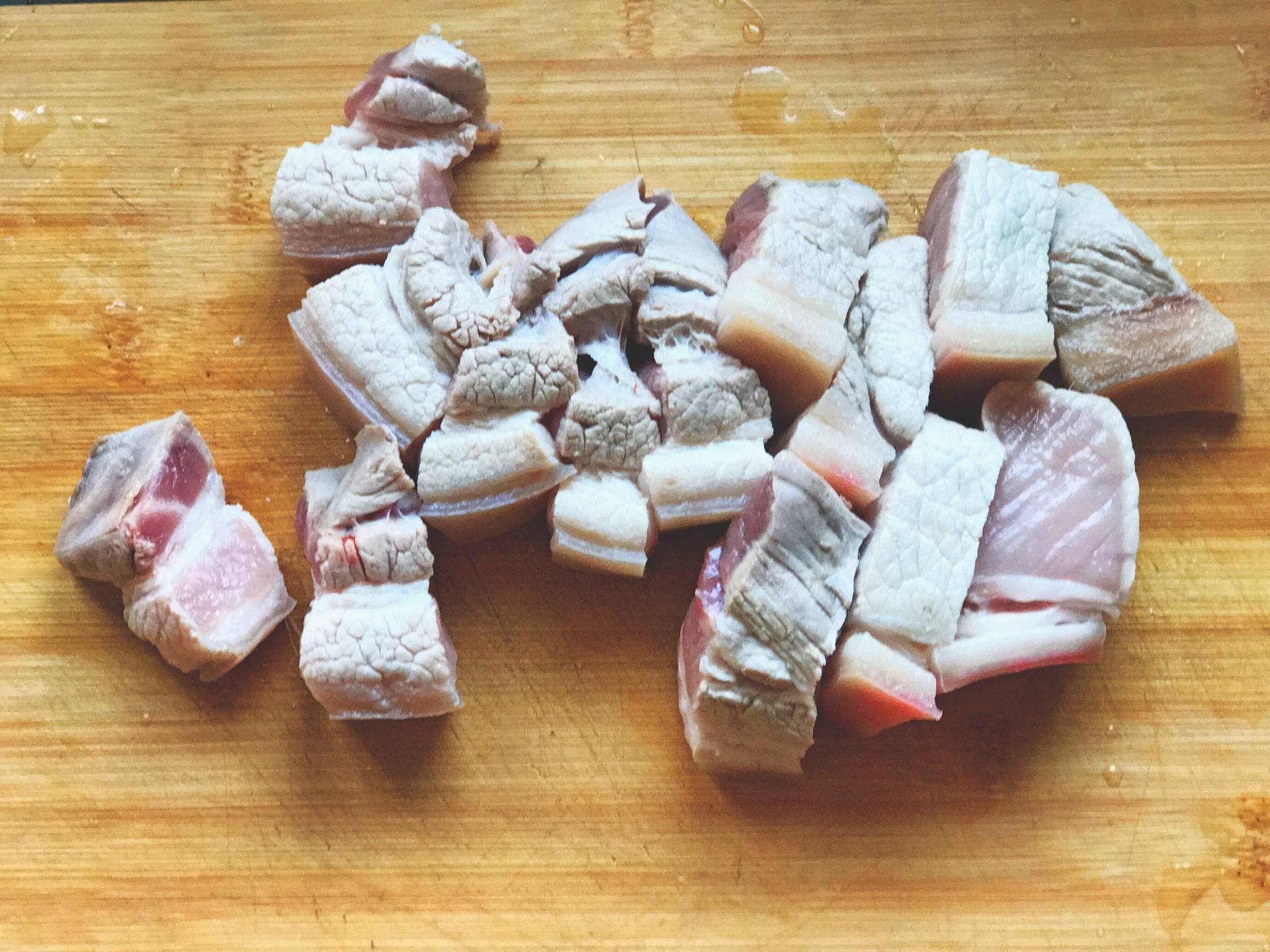 2斤猪肉加上2块腐乳，做一份香糯诱人的腐乳红烧肉，软烂解馋