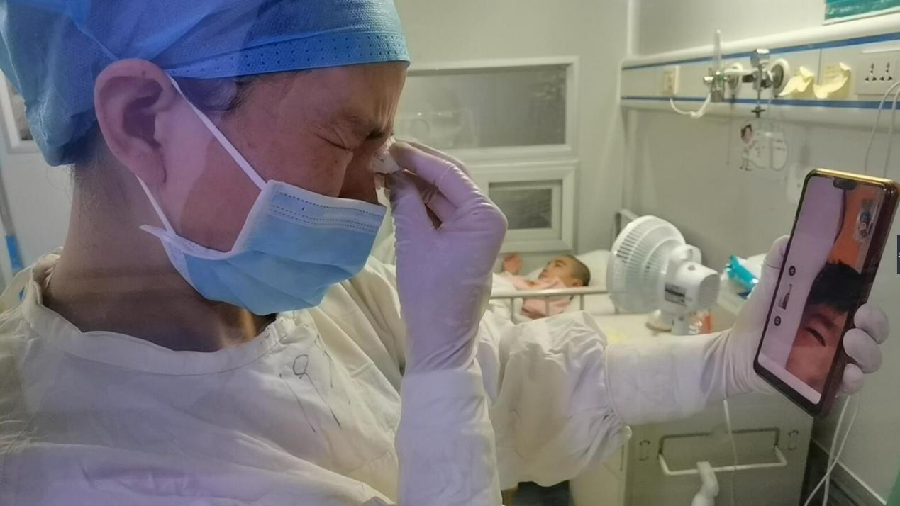 怕妹妹心疼，11岁哥哥为10岁妹妹捐骨髓忍住不哭