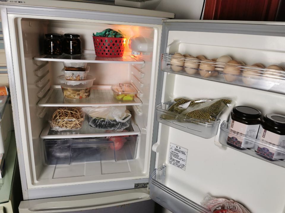 买菜回到家，别带着塑料袋放进冰箱