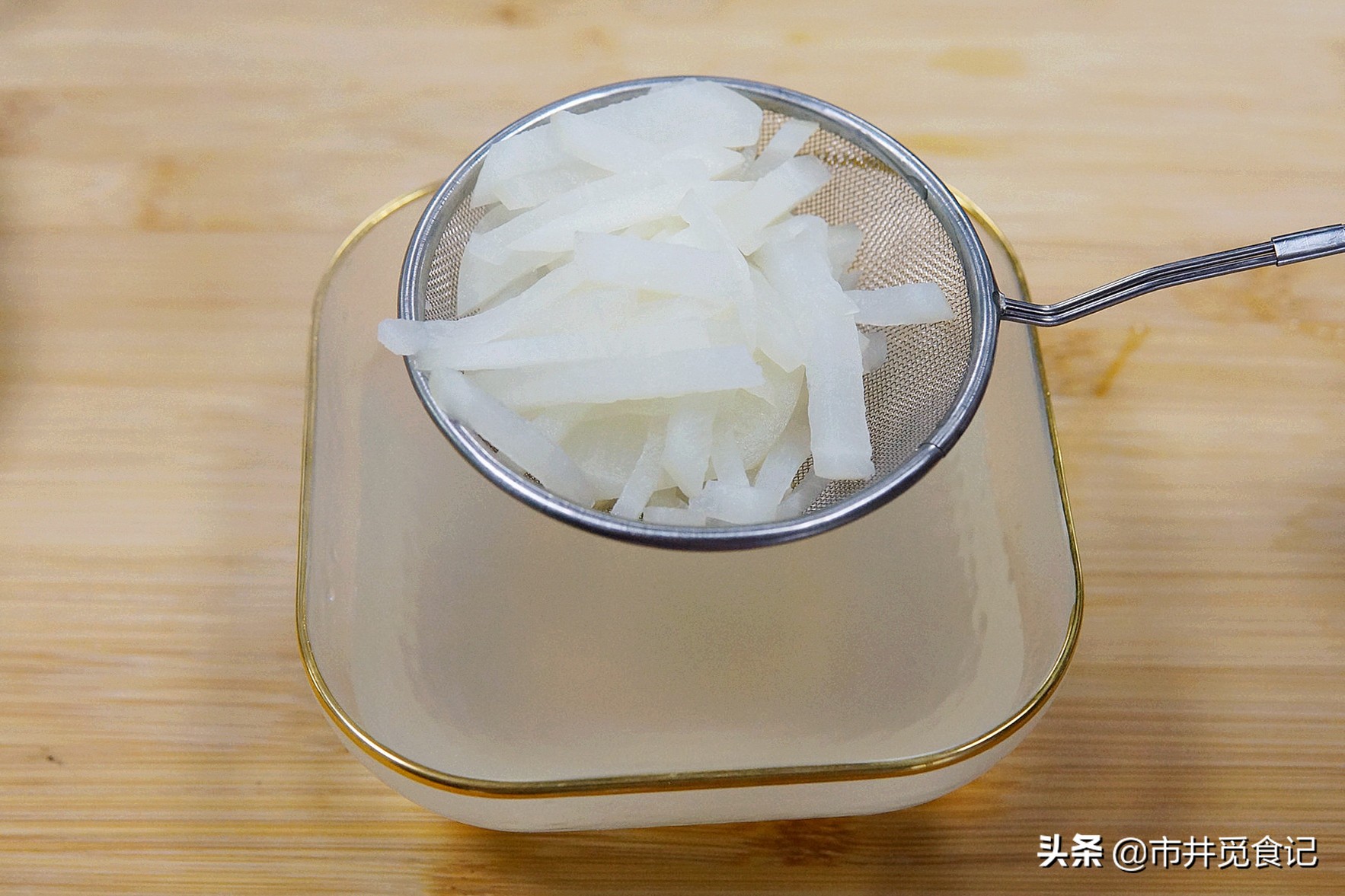 所用食材:白萝卜1根,蜂蜜适量.方法一:随时做随时喝的现煮萝卜水.