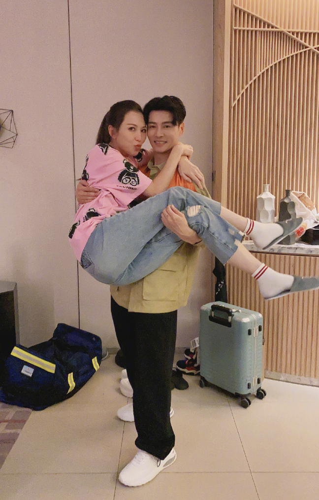 蔡少芬晒照庆祝张晋成团，与老公接吻被公主抱，老夫老妻依然甜