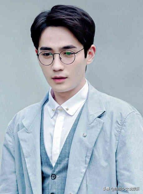 眼镜杀也挑人！这11位男星，有人戴上气质飙升，有人秒变七老八十