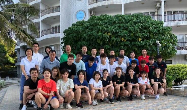 全红婵最新户外训练曝光！出早操还有点懵，何威仪一细节体现苦心