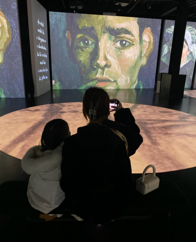 章子怡晒出游照，全家抱团取暖，继女小苹果坐中间家庭地位提升