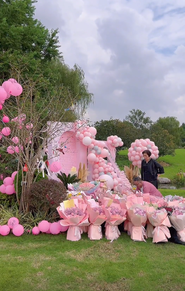 喬任梁5周年冥誕現場曝光 父母現身墓地悼念 粉色花束擺滿地 天天看點