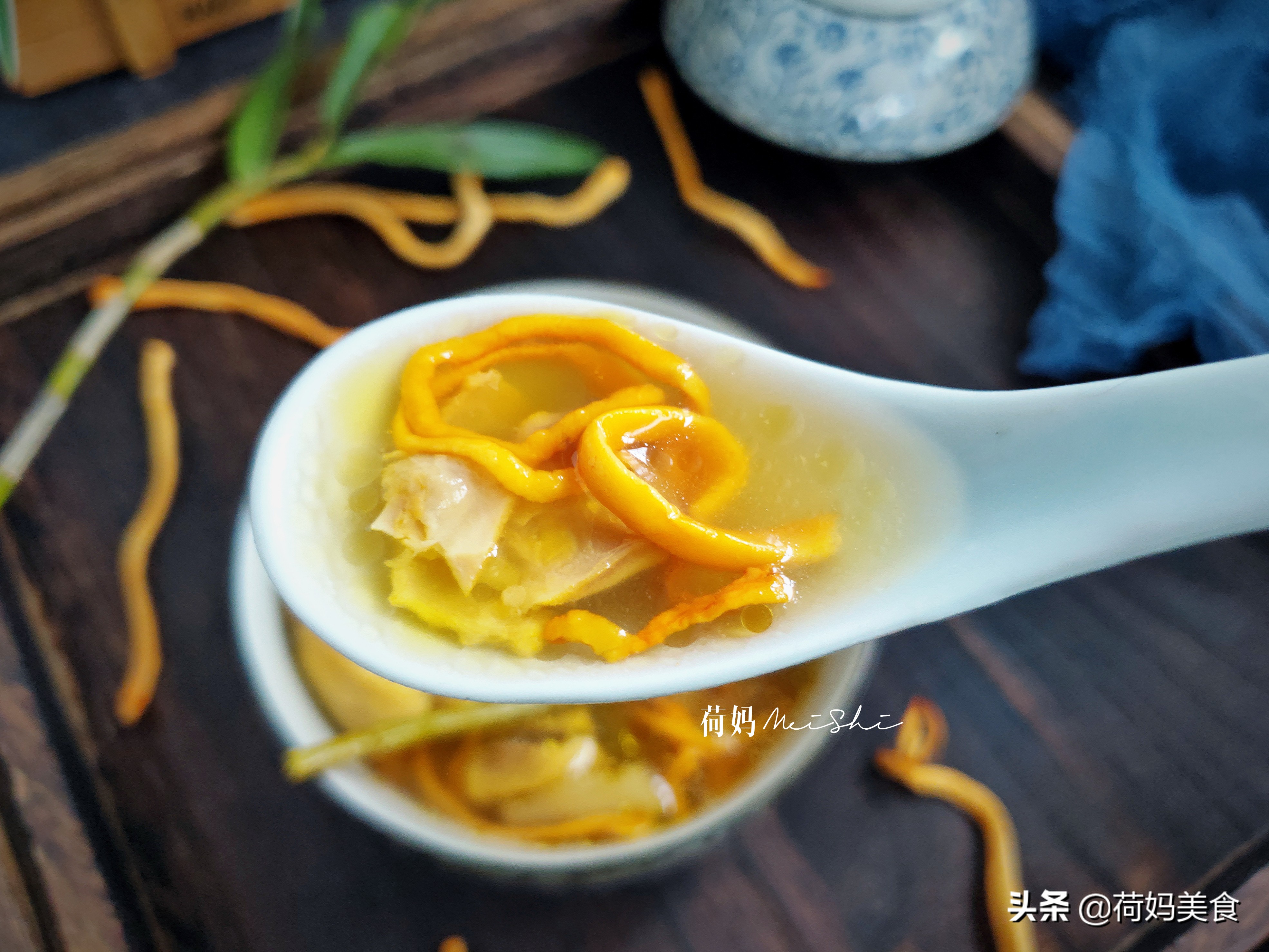 石斛虫草花炖鸡汤，天热也可以喝，味鲜营养，强健体质，老少皆宜