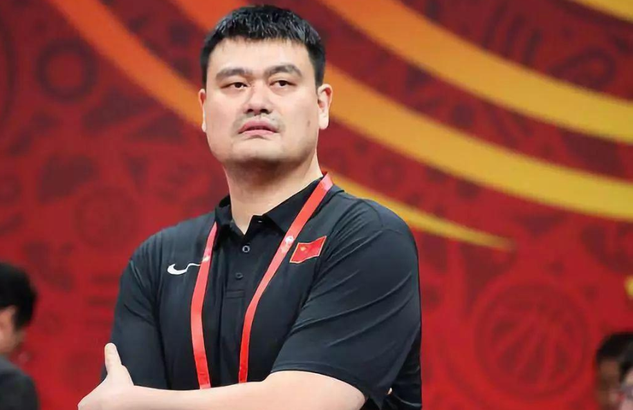 姚明为什么提前退役？麦迪说出了答案：因为一人毁了他的职业生涯