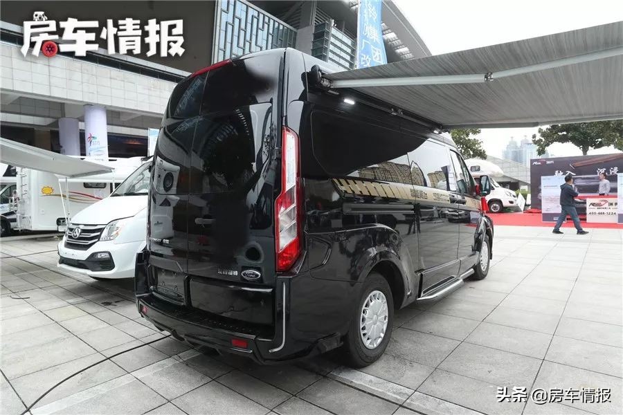 能坐6人的福特商务房车，30多万配航空座椅，内部可变床能住3口人