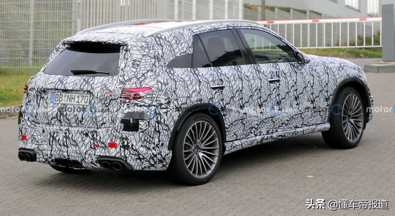 新车 </p><p>　　 或更名“45”，取消V6发动机，竞争Macan！全新AMG GLC 43谍照