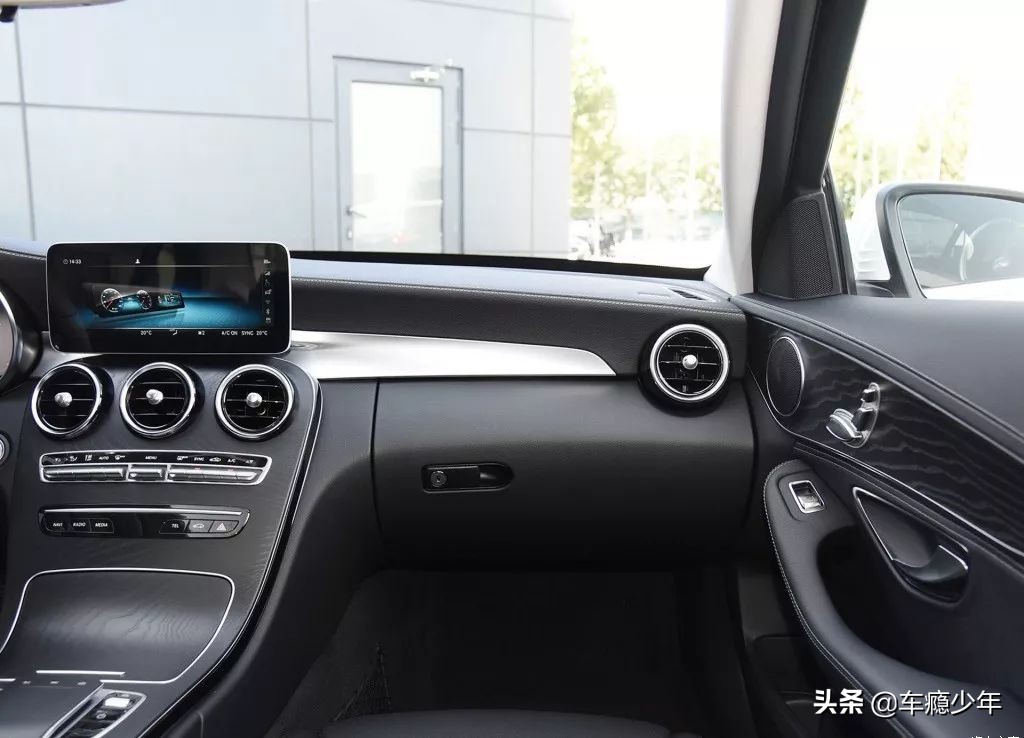 30.78万起！新款奔驰C 200 L上市，这回宝马3系全面胜出？