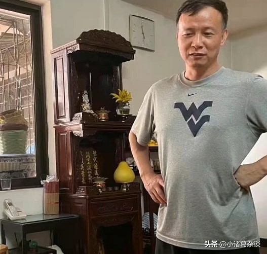 全红婵你变了！不练跳水改玩抓鱼，扛网兜回头成经典，小心何教练