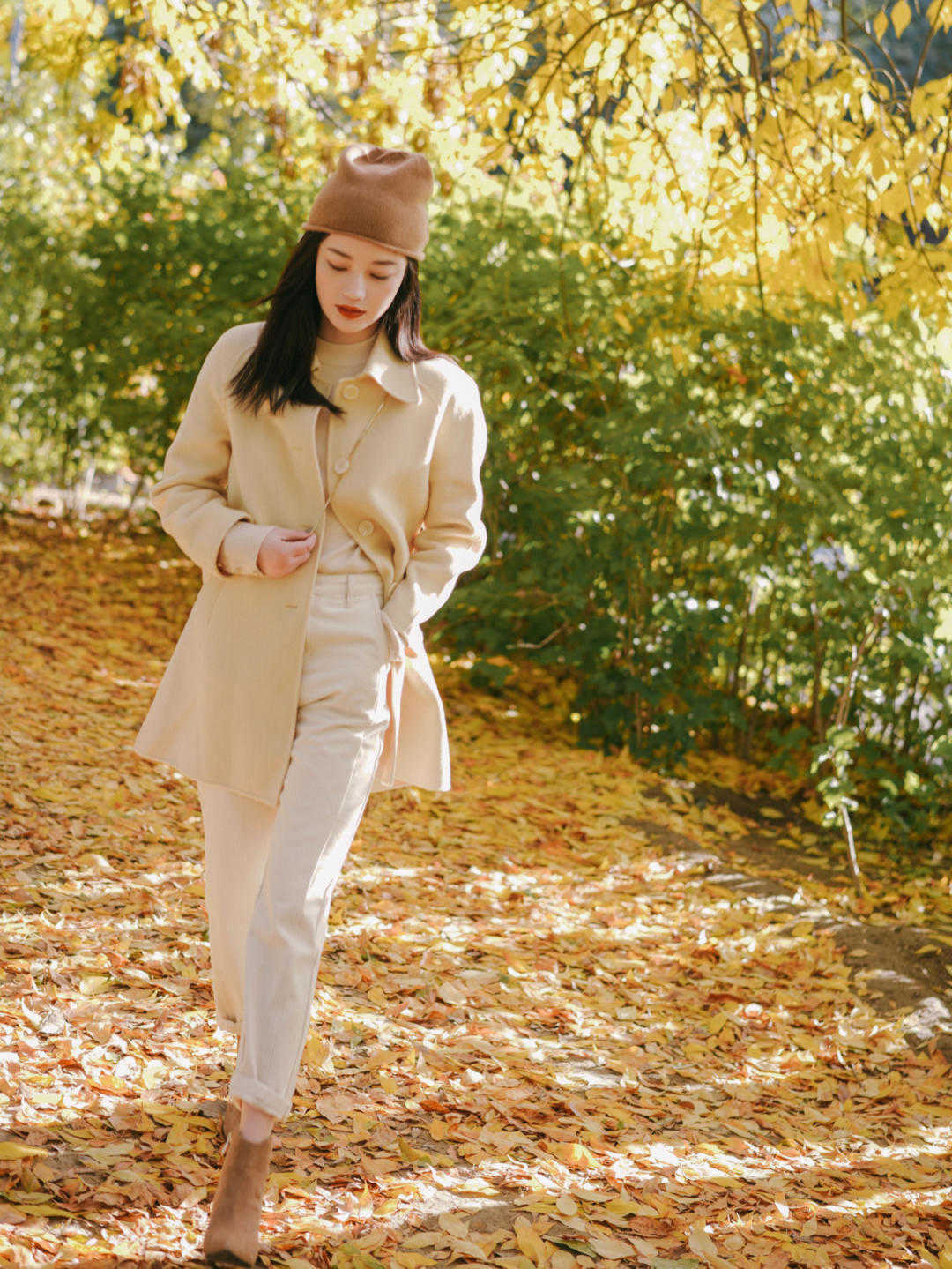 小个子女生，尽量穿大衣配短靴，2021年流行这几款，气质非凡