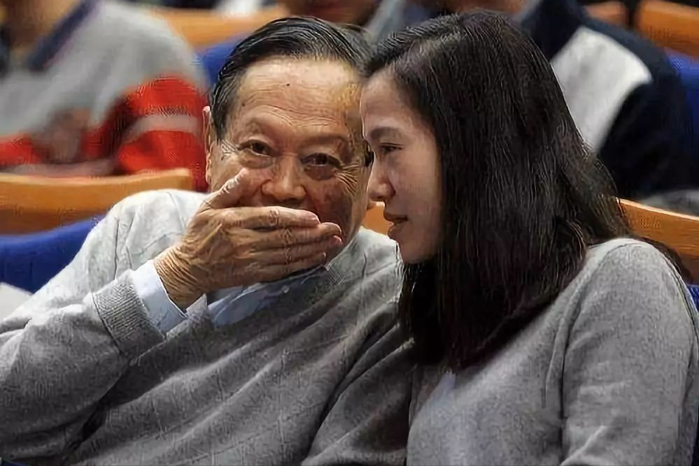 也许对于旁观者来讲,翁帆贪图的是杨振宁的名气和地位,甚至是背后隐藏