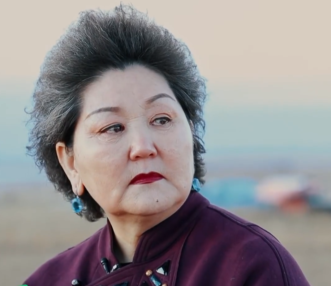 在提及已经过世的布仁老师的时候,乌日娜老师也是几度哽咽.