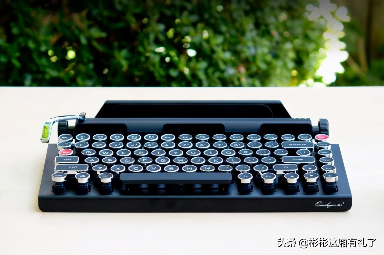 几把国外的复古机械键盘，还有国货杜伽FUSION