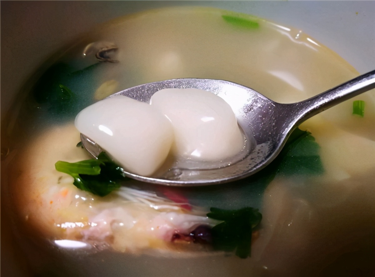速冻汤圆怎么煮？下锅的水冷热有诀窍，出锅多一步，软糯不破皮
