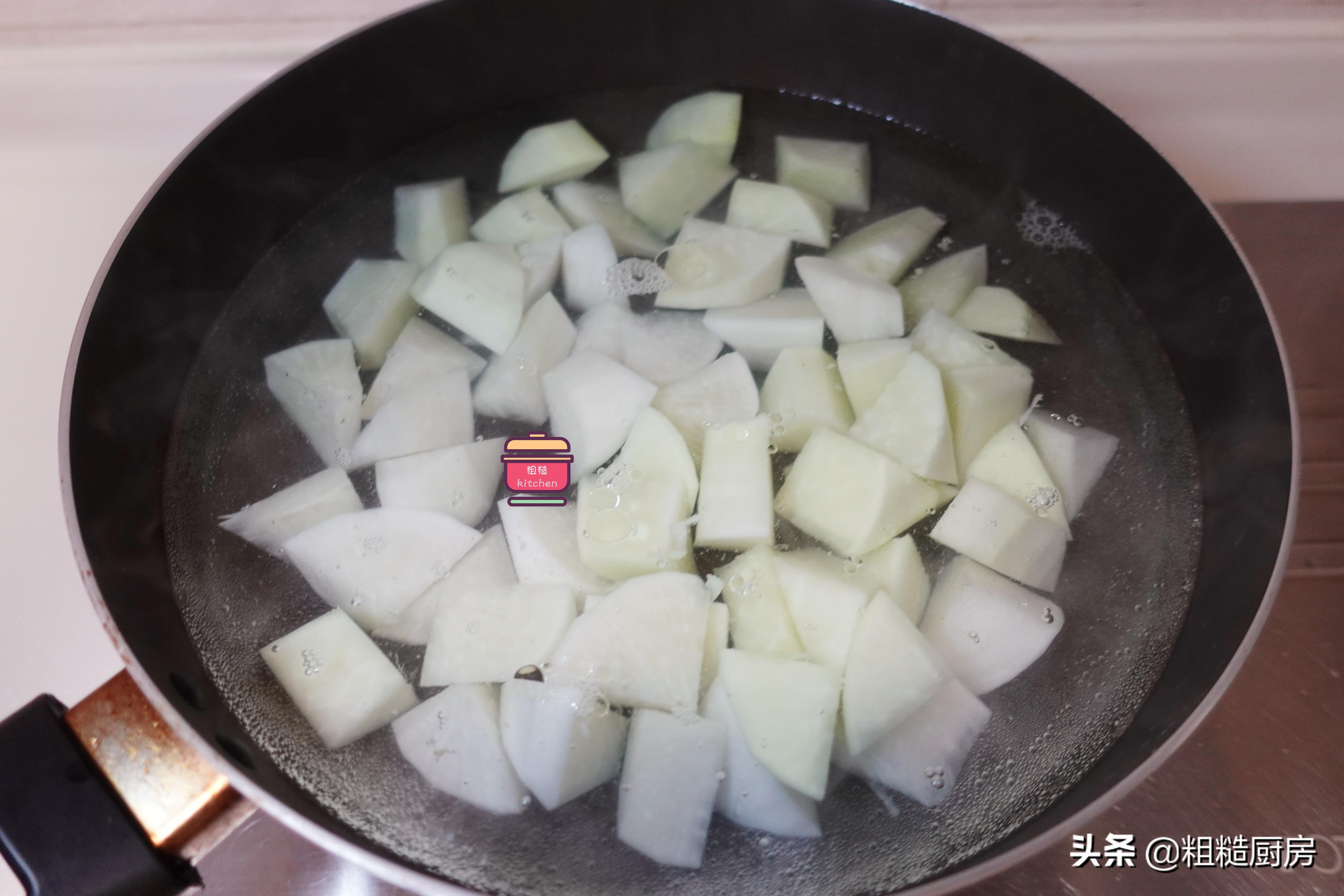 买牛肉时，60岁阿姨专挑牛筋买，胶质丰富营养高，难怪看着不显老