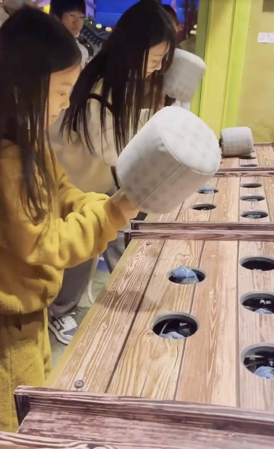 李小璐带女儿打卡环球影城，母女俩同步秀高抬腿，同款发型像姐妹