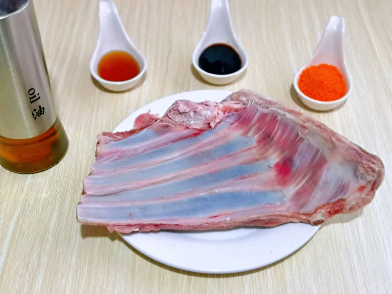 家里有烤箱就能做，奥尔良烤羊排太像样，羊排烤的滋滋冒油真香