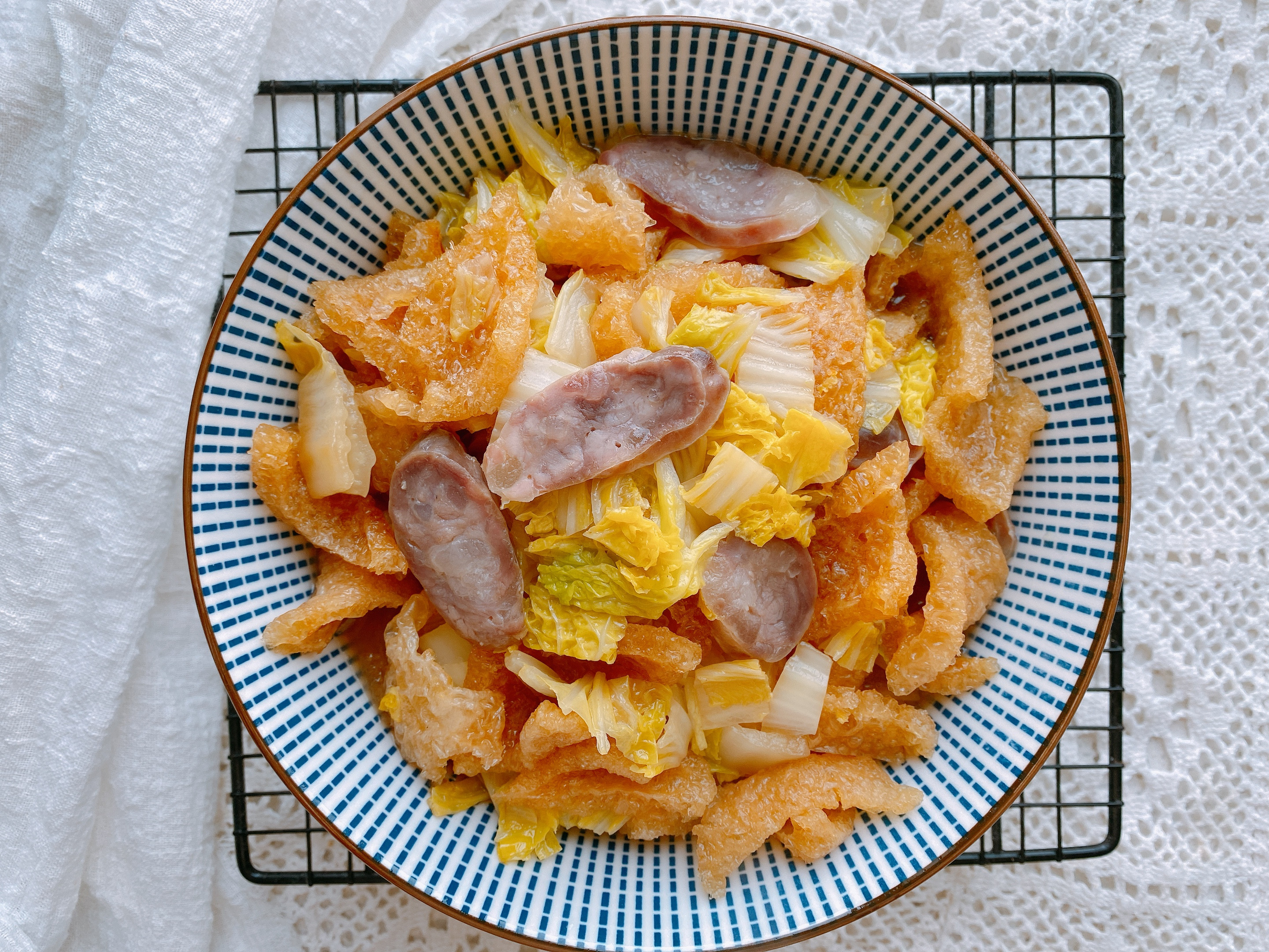 猪皮这样做太香了，加点白菜，吸饱汤汁咸香入味，爽滑劲道超下饭