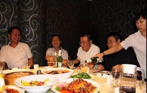 经常给领导送礼的人（适合给领导送礼的东西）
