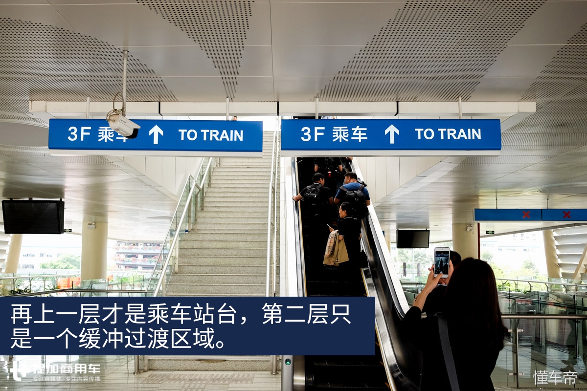 与公交、地铁一起构建城市立体出行系统，带您全面了解比亚迪云轨