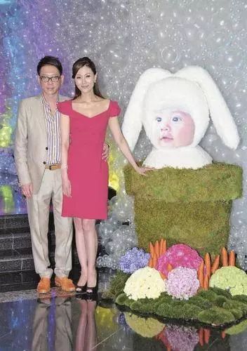 宝宝百日明星妈妈都怎么穿？章子怡穿连体衣，昆凌挑战学生装！