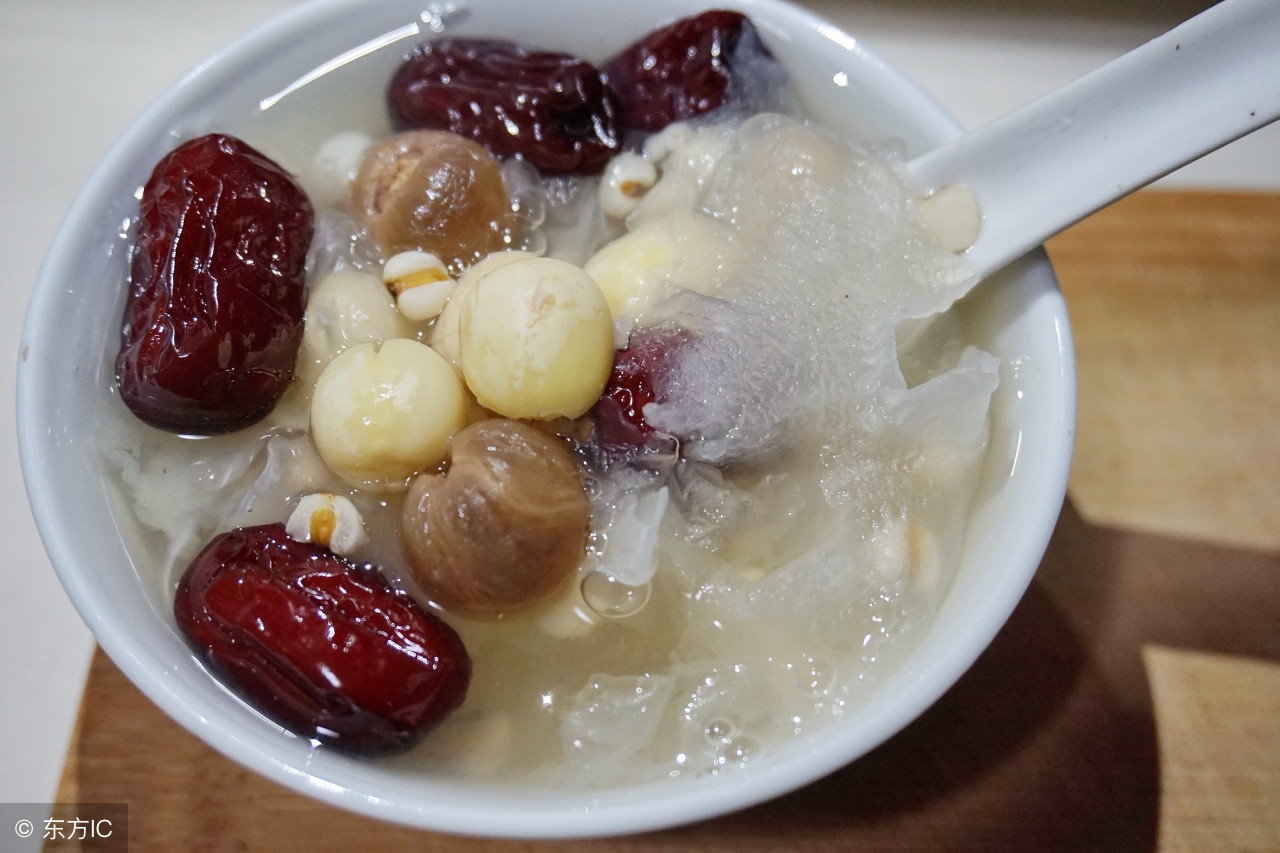 体内湿气重，身体很困乏，用薏米汤去湿气，适合全家一起吃