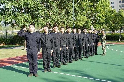 日復一日的隊列訓練讓軍人對指揮官的口令,命令養成習慣性服從,讓做