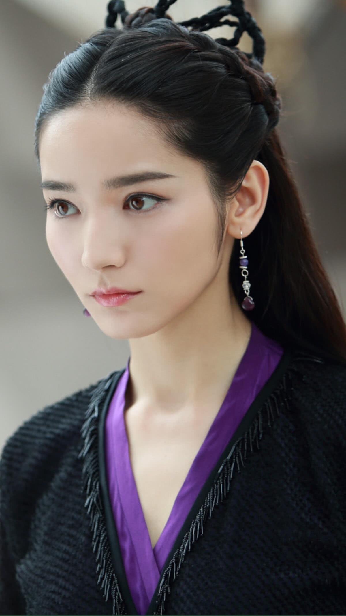 比如说吴倩在《择天记》中出演的白落衡,她是妖族公主