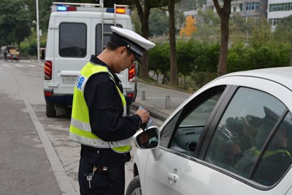 驾驶证过期仍开车上路将面临何种处罚？