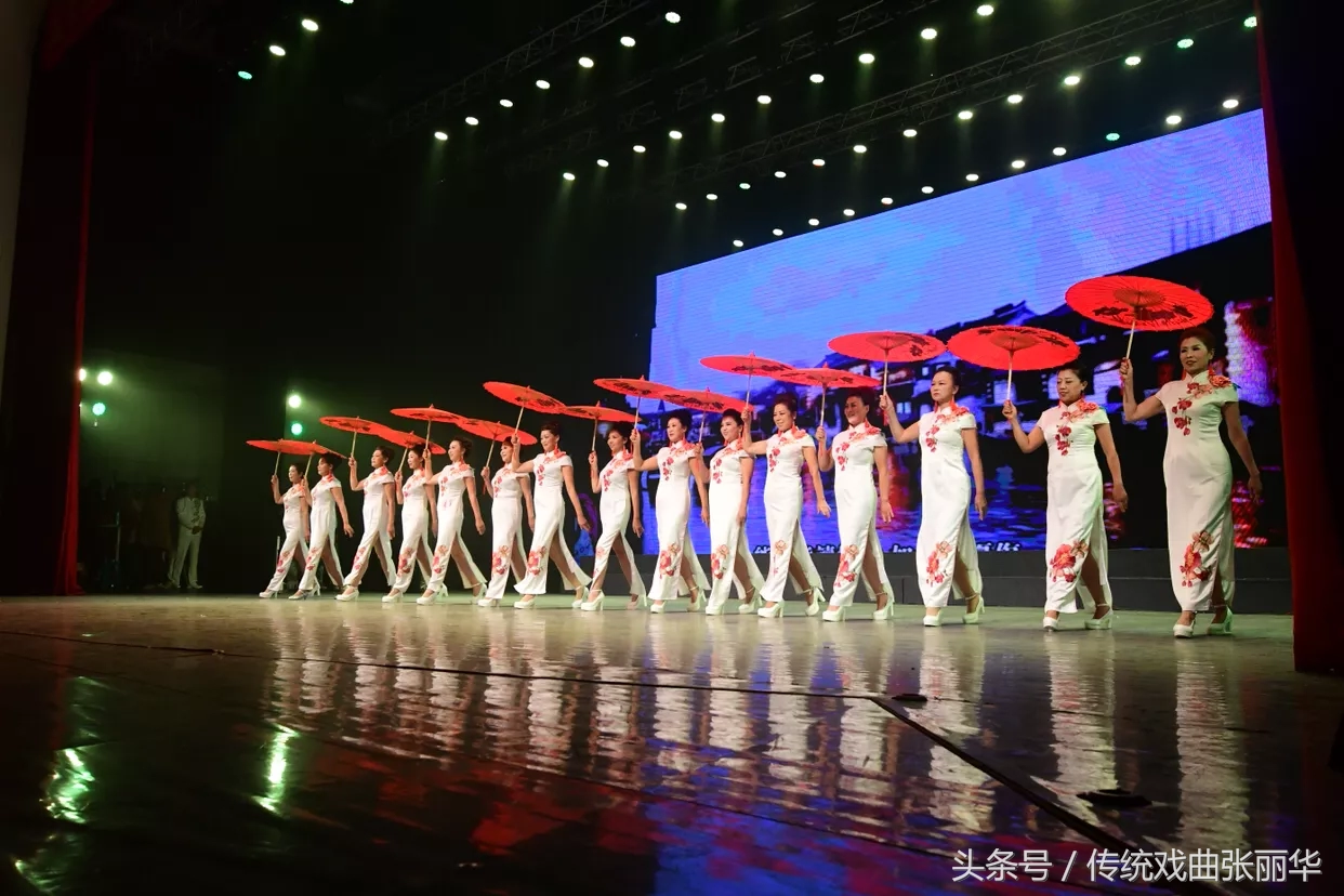 本溪籍芳神韵模特艺术团的模特表演《梨花情》
