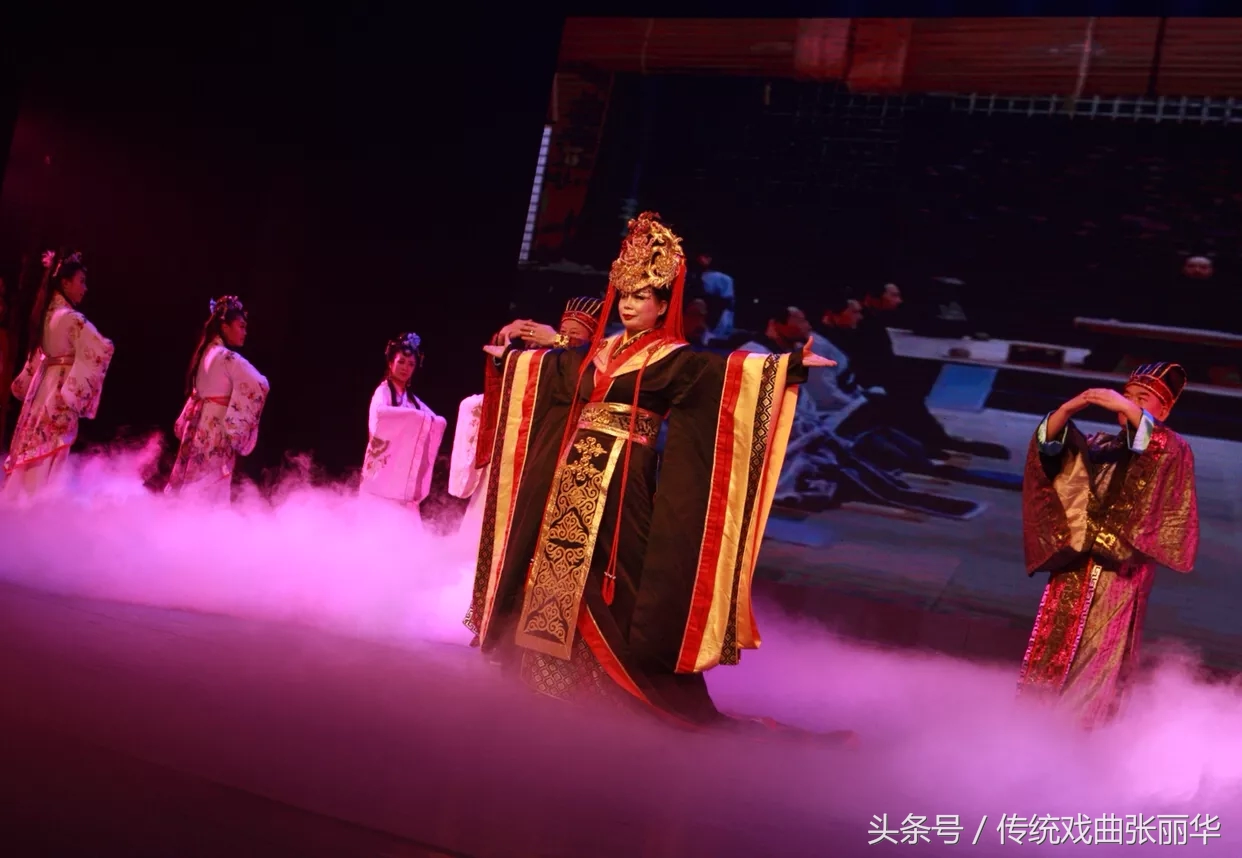 本溪籍芳神韵模特艺术团的模特表演《梨花情》