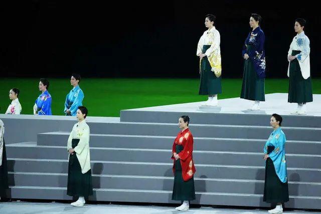 东京奥运会闭幕式表演上，让人眼前一亮的这位彩裙美女是谁？_图片 No.21