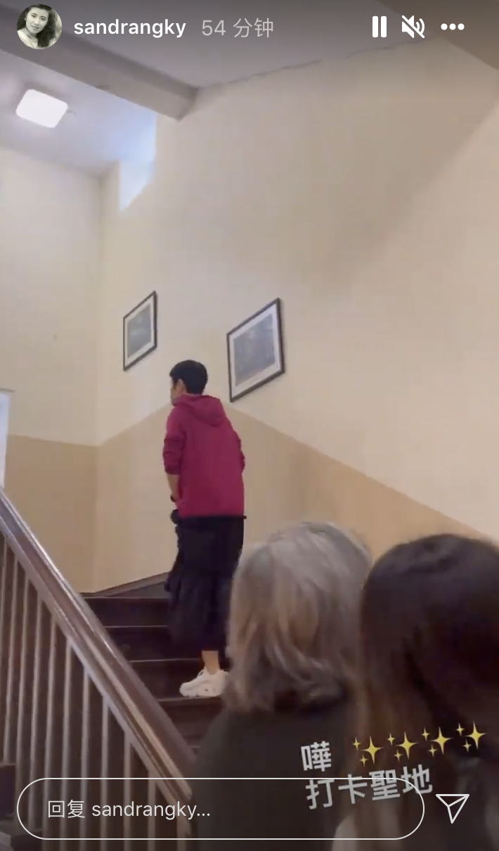 吴君如带丈夫女儿回母校，陈可辛厚底鞋抢镜，女儿身高快赶上妈妈