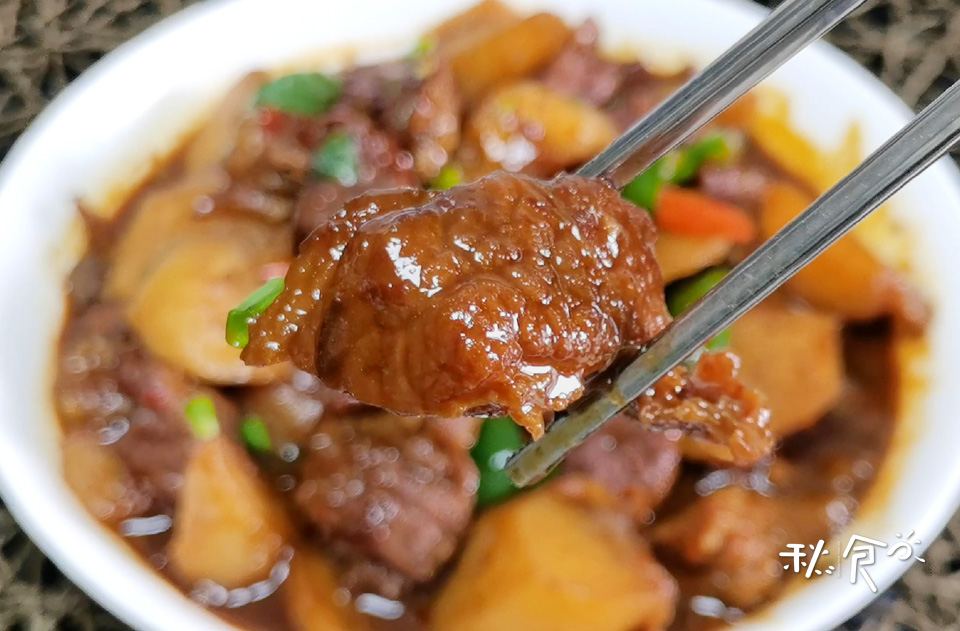 红烧牛肉怎么做，才能肉嫩、汤鲜？这2种料记得加，牛肉又嫩又香