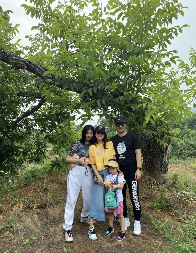 章子怡晒出游照，全家抱团取暖，继女小苹果坐中间家庭地位提升
